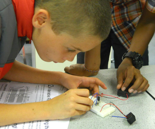A student builds an electronic sensor during the Thinkers in Education transition workshop from KS2 to KS3